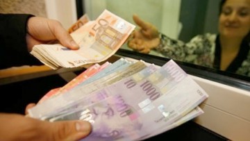 Protest în faţa Parlamentului, pentru scăderea ratelor la credite